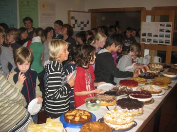 Stärkung am reichhaltigen Kuchenbuffet 